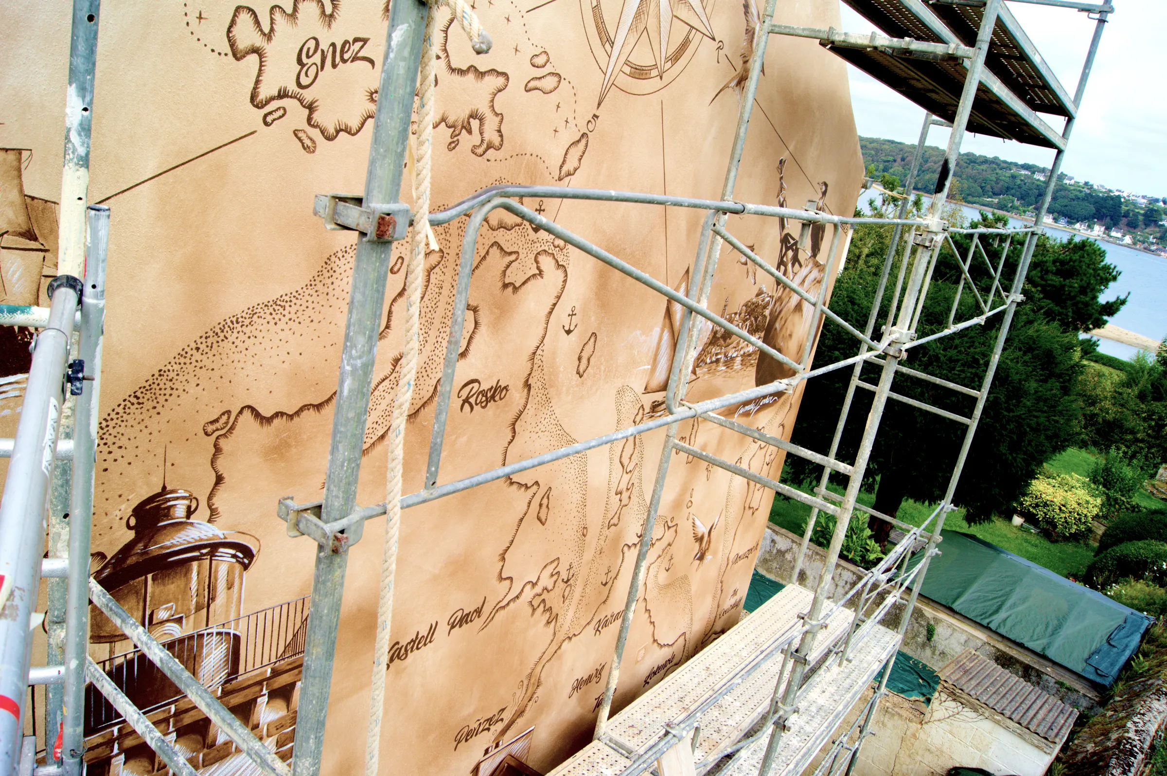Fresque murale grand format en carte maritime, halte du GR34 à Locquénolé
